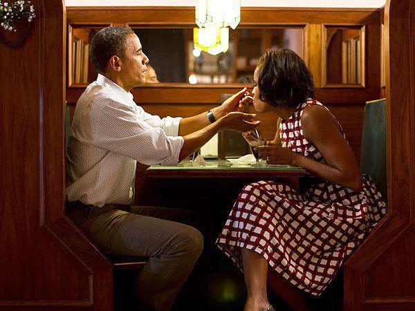 Bức ảnh vợ chồng Obama lay động hàng triệu trái tim